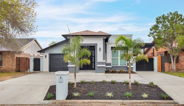 Newly Remodeled Modern Great Location 4BR 7 Beds Close to Many Attractions