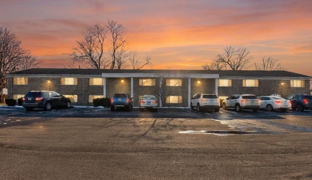 Newly Remodeled + Modern + 1 Bed/1 Bath Near Airport