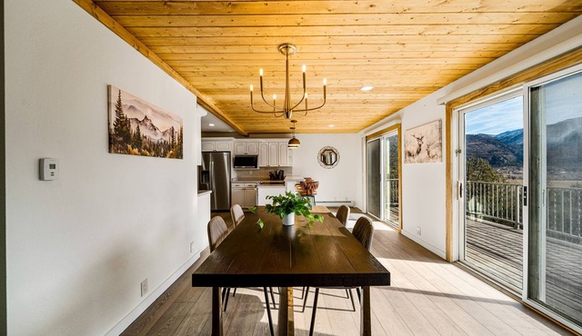 Newly Remodeled Mountainside Duplex w/Epic Views-Upper Floors, Optional Hot Tub