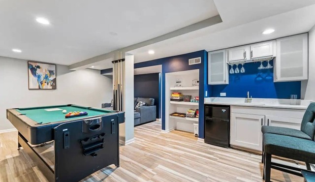 Newly remodeled Near Lake 4BR Hot Tub Navy Family home