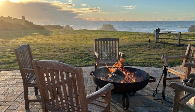 NEWLY REMODELED! Pebble Palace! ★OCEANFRONT★ HOT TUB ★ WOW VIEWS★