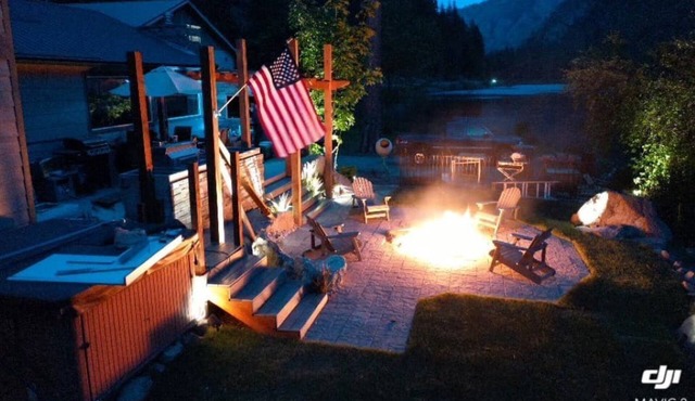 Newly Remodeled PetFriendly RVRfront! Min's to LVNWRTH, OutdoorEnt, Hottub&Views