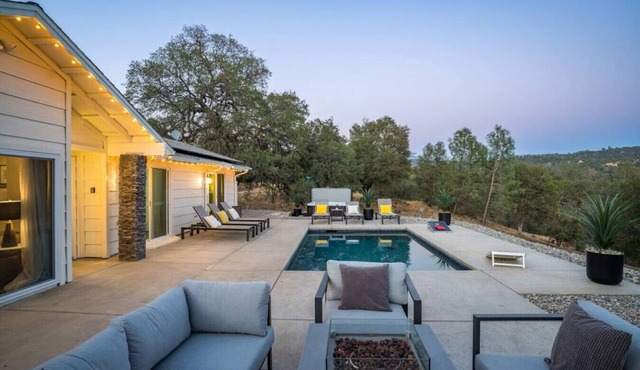 Newly Remodeled, Pool, Hot Tub, Fire Pit, Views, Privacy, with 2 Master Suites!
