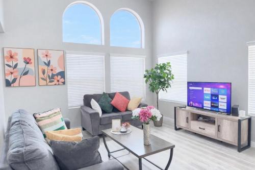 Newly Remodeled Pool Villa 3BD 3BA By Summerlin