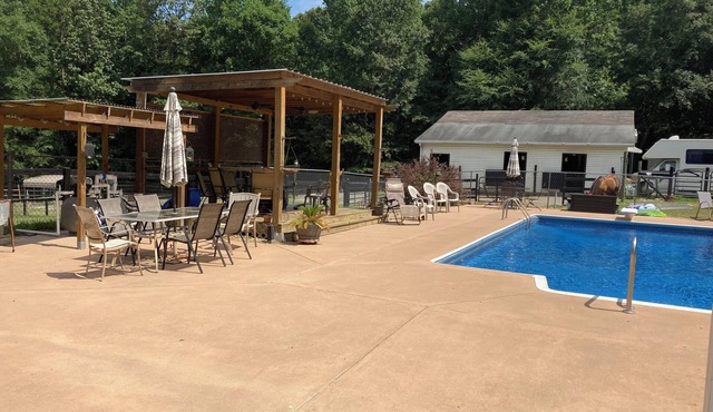 Newly remodeled poolside studio apartment on 6 acre horse farm