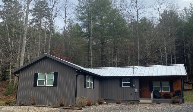 NEWLY Remodeled Private 2-bedroom mountain house in beautiful Murphy