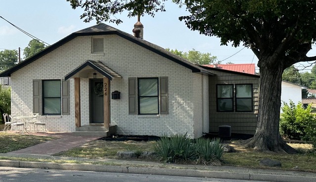 Newly remodeled quaint 2 bedroom 2 bath home in downtown Dexter, Missouri