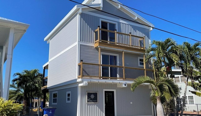 Newly remodeled, relaxing, romantic ground floor 1 bedroom waterfront getaway.