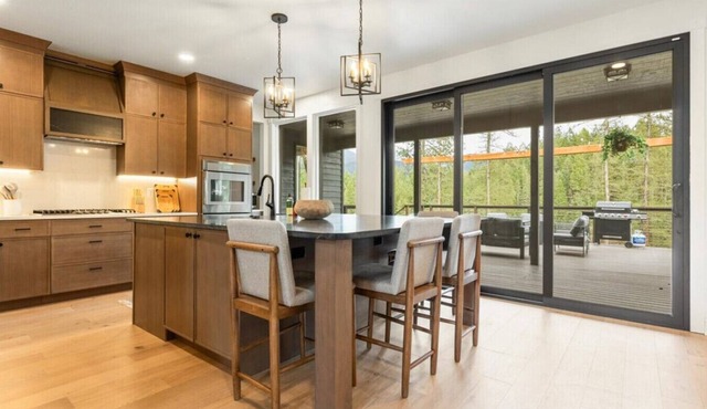 Newly Remodeled Retreat w/Court + Views + Tub
