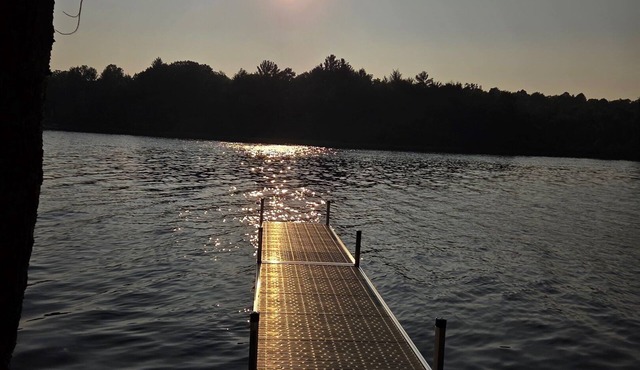Newly Remodeled Riverfront Cabin – Kayaks, Sunset Views & Northwoods Charm