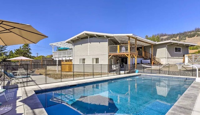 Newly remodeled Santa Rosa retreat w/pool and hot tub!