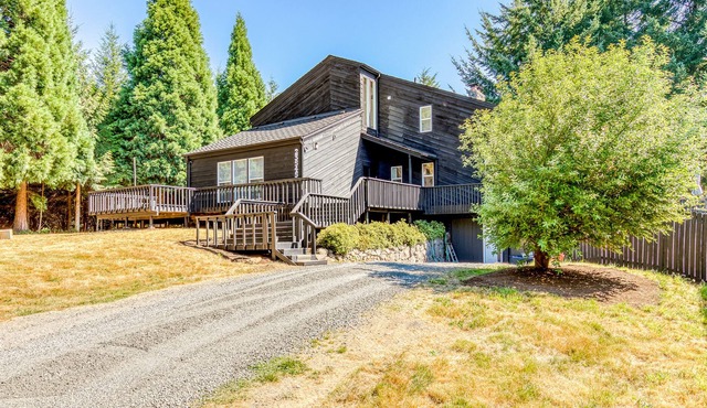 Newly remodeled secluded home with pool, large deck, WiFi, & washer/dryer