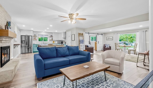 Newly remodeled secluded home near downtown with Ping-Pong table, patio, W/D, AC