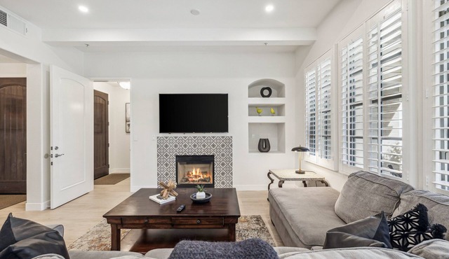 Newly Remodeled! Single Story Townhome, Spanish Fountain View, Pet Friendly! - Lower (H90-2)