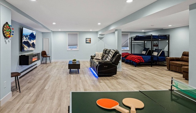 Newly Remodeled, Sleeps 12, Quiet neighborhood near it ALL, Pet Friendly