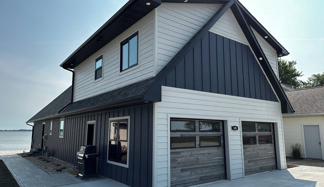 ~ NEWLY REMODELED~ Spacious 4-bedroom house with WiFi on beautiful Storm Lake