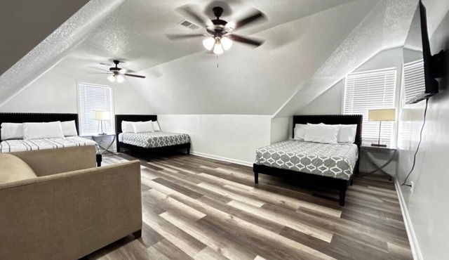 Newly remodeled Spacious 6 BR home in East Memphis