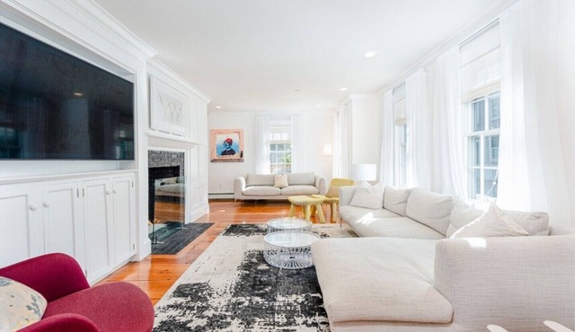 Newly Remodeled, Stylish Decor, 5 minute walk to Town, 5BR/5.5BA