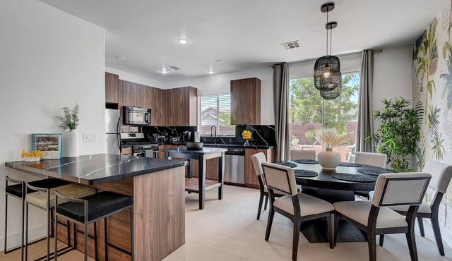 Newly Remodeled Swanky Summerlin Oasis, Near Strip & Golf, Yard