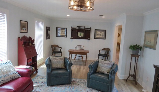 Newly remodeled townhouse with easy access to quaint, downtown Salado.