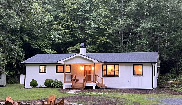 Newly remodeled cabin in DuPont State Forest between Brevard & Hendersonville
