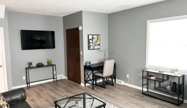 Newly Remodeled in Cuyahoga Falls! Close to everything!