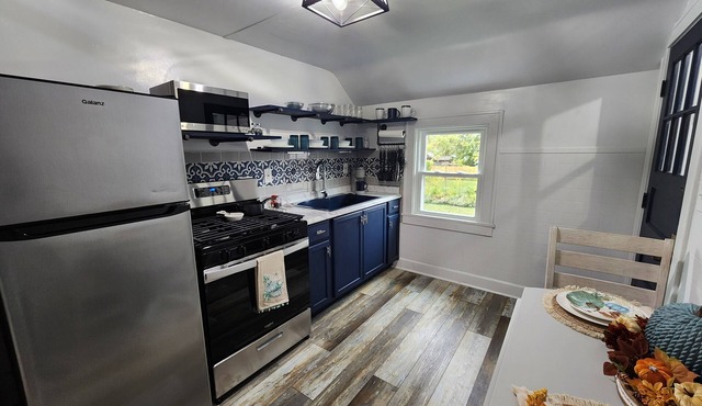 Newly Remodeled - Quiet 1 Bedroom Apartment with View of Lake Erie