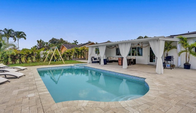 Newly remodeled!*WATER FRONT*KING BEDS* HEATED POOL/2 MASTER BEDROOM*POOL TABLE!