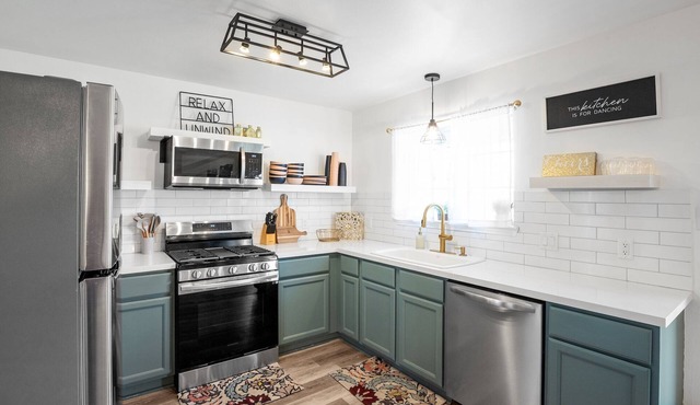 Newly remodeled home w/a backyard oasis, beautiful hot tub blocks from downtown