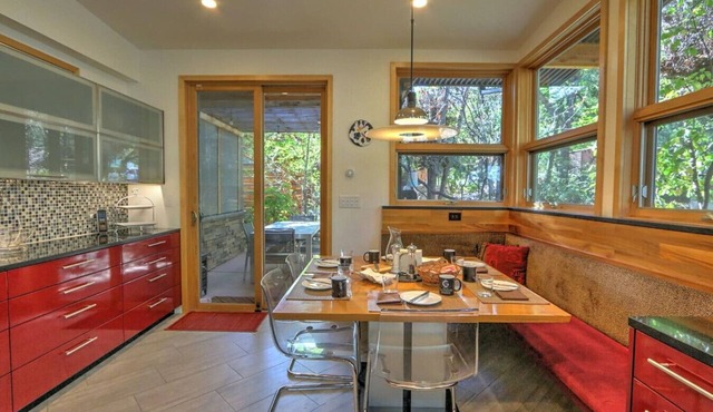 Newly Remodeled Modern Home, 15 min Walk to Dwntwn, Spring Special