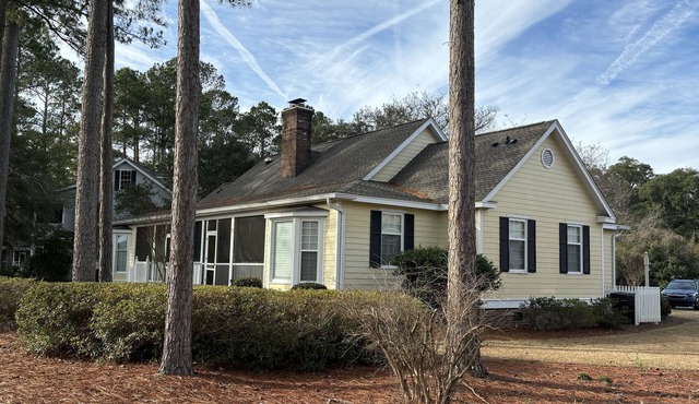 Newly remodeled cottage in beautiful, gated, private country club community.