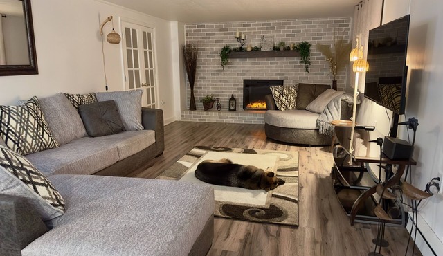 Newly remodeled 2 BR guest suite in quiet neighborhood