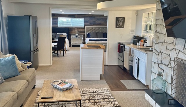 Newly remodeled Mountian Hill Top City Light Views close to top ski resorts !