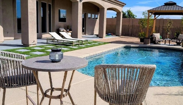 Newly remodeled, Spacious House on Private Acre+ Near Encanterra Country Club