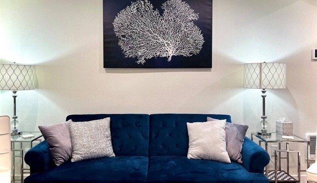 Newly remodeled, modern, FREE parking, King bed, family-friendly