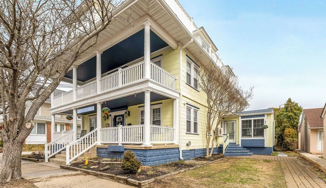 Newly remodeled Crocus by the Sea Side Cottage close to everything & first floor
