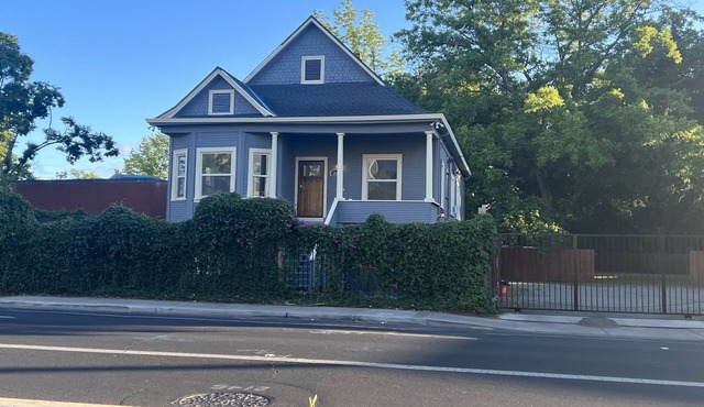 Newly Remodeled Victorian Triplex 1b/1ba 10mis from downtown Sac w/private patio