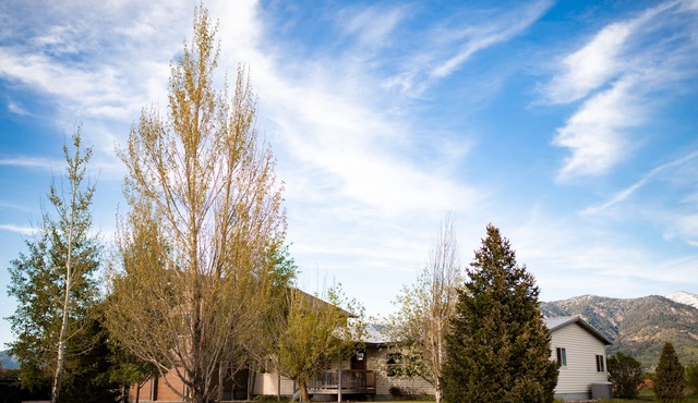 Newly Remodeled w/Hot Tub 50 Minutes from Parks!