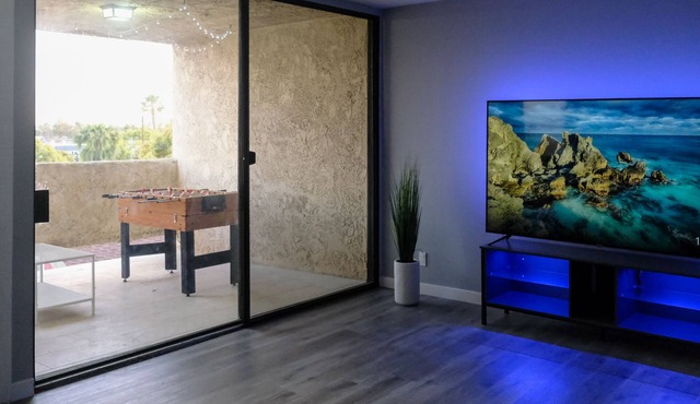 Newly Remodeled Walkable & Spacious Condo near Colleges & Restaurants w/Views