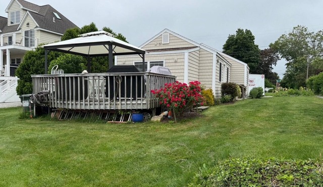 Newly remodeled Westbrook Cottage just steps from West Beach