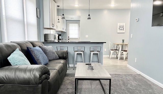 Newly Remodeled Willoughby-Mentor Lakeside House. Close to EVERYTHING!