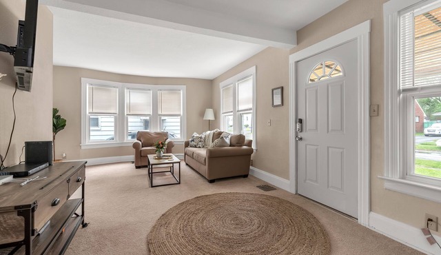 NEWLY REMODLED 3BD Home Walk To ProMedica Hospital