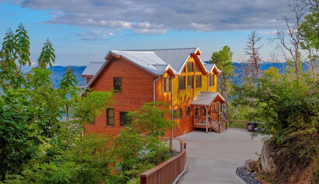Newly Remolded 6-bedroom Cabin,nTheater room, & Heated Indoor Pool/Hot Tub