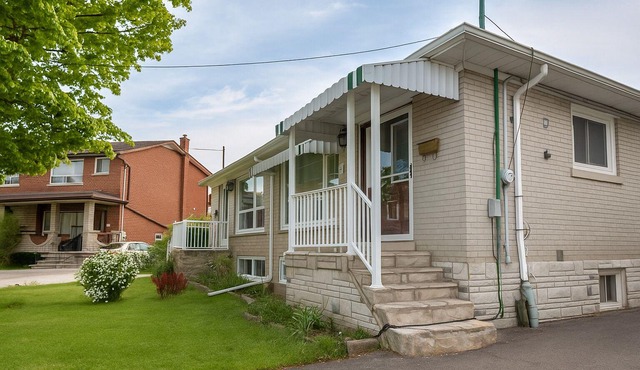 Newly Reno’d 3BR Bungalow w/Backyard Volleyball Set—Near TTC & Rogers Stadium!