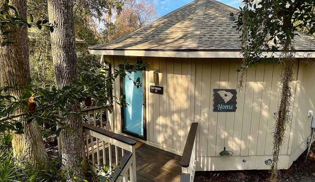 Newly renovated cottage in Sea Pines. Private setting with a short walk to beach