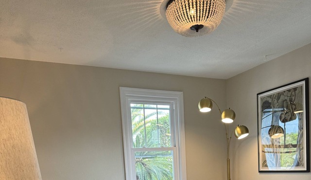 Newly renovated 2+ bedroom/1+ bath Cottage blocks from the beach