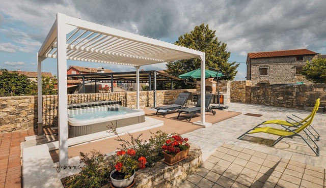 Newly renovarted 2 Bedroom small Villa with wirlpool, for 4 guests