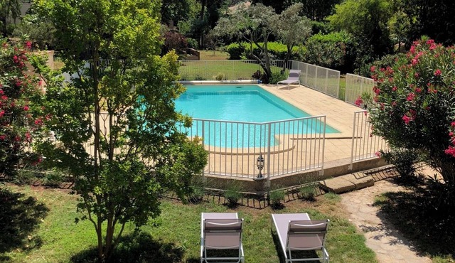 Newly renovated 5 person gite with large shared swimming pool, large garden in Provence
