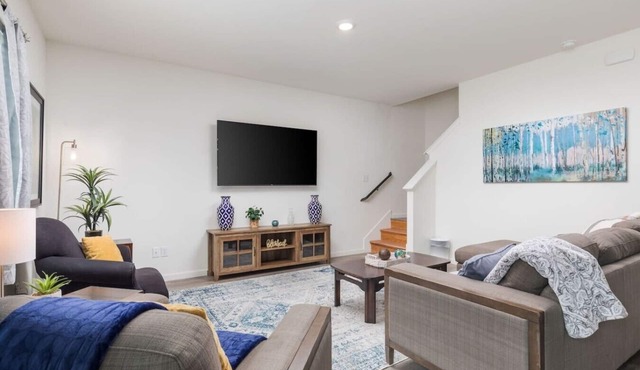 Newly Renovated Modern Home in Edgecliff Village