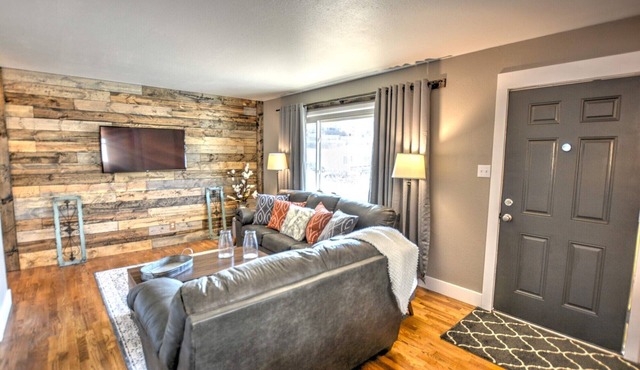 Newly Renovated 3 Bed/1 Bath - Old Colorado City, Downtown, & Garden of the Gods
